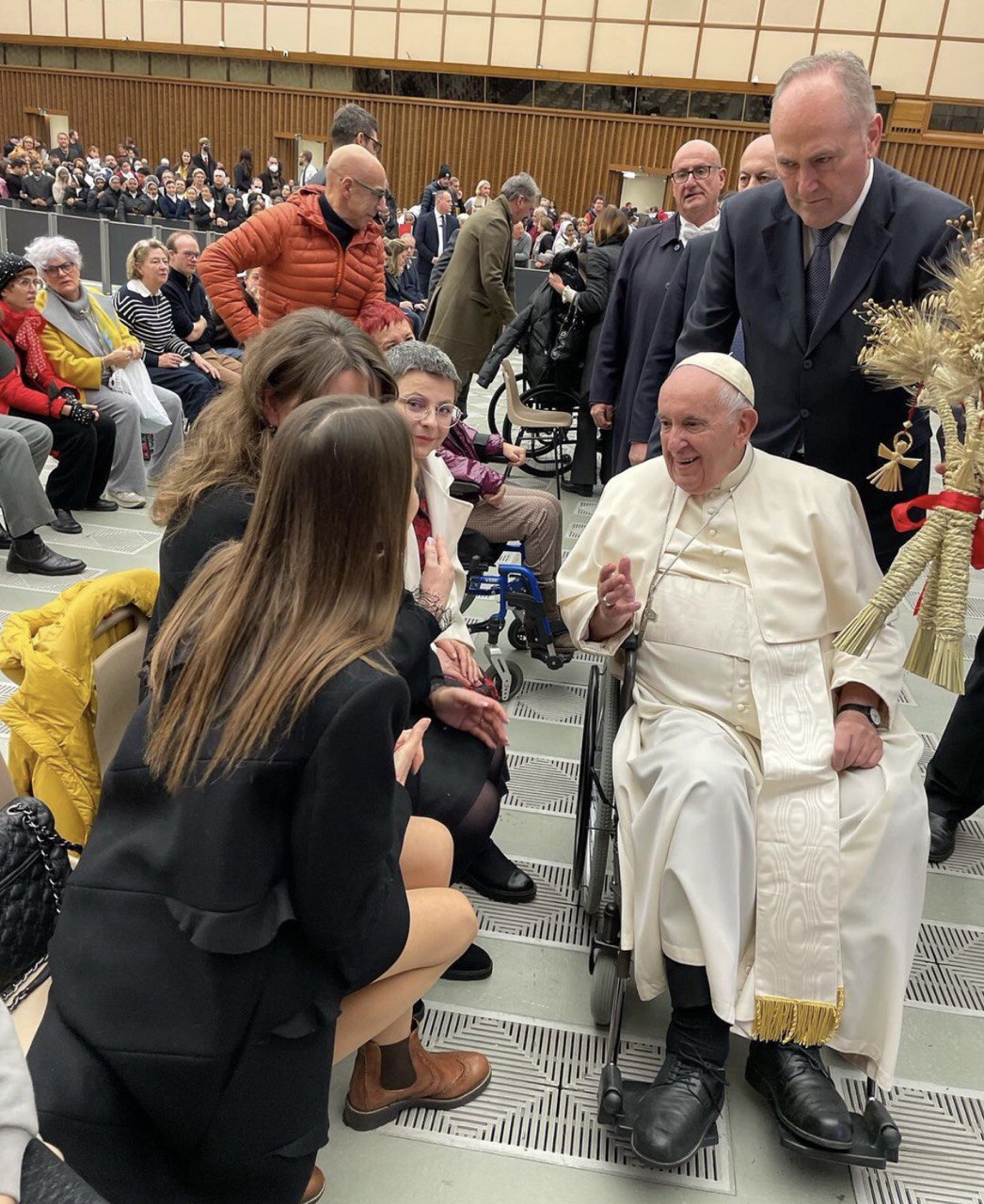 Співачка Оксана Муха подарувала Папі Римському незвичайний подарунок: фото зустрічі